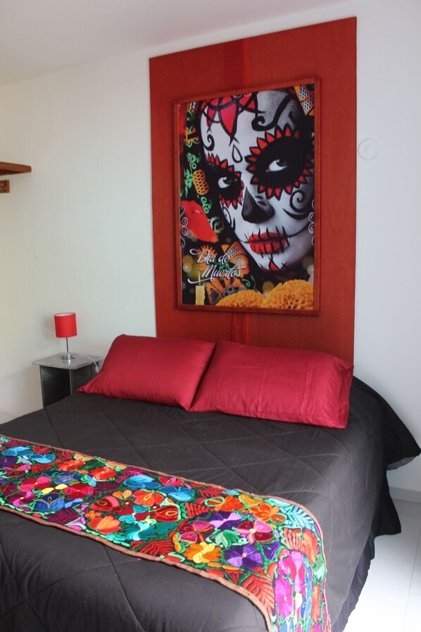 Habitación Confort, 1 cama Queen size, baño en la habitación | Edredón, camas con pillow-top y caja de seguridad en la habitación