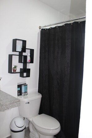 Douche, douche à « effet pluie », serviettes fournies, savon