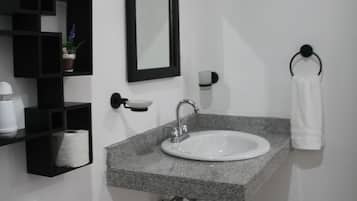 Studio | Badezimmer | Dusche, Regendusche, Handtücher, Seife