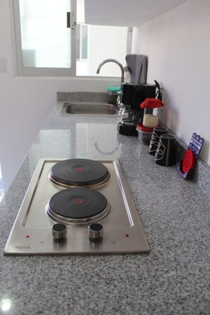 Refrigerador, microondas, cafetera y tetera y utensilios de cocina