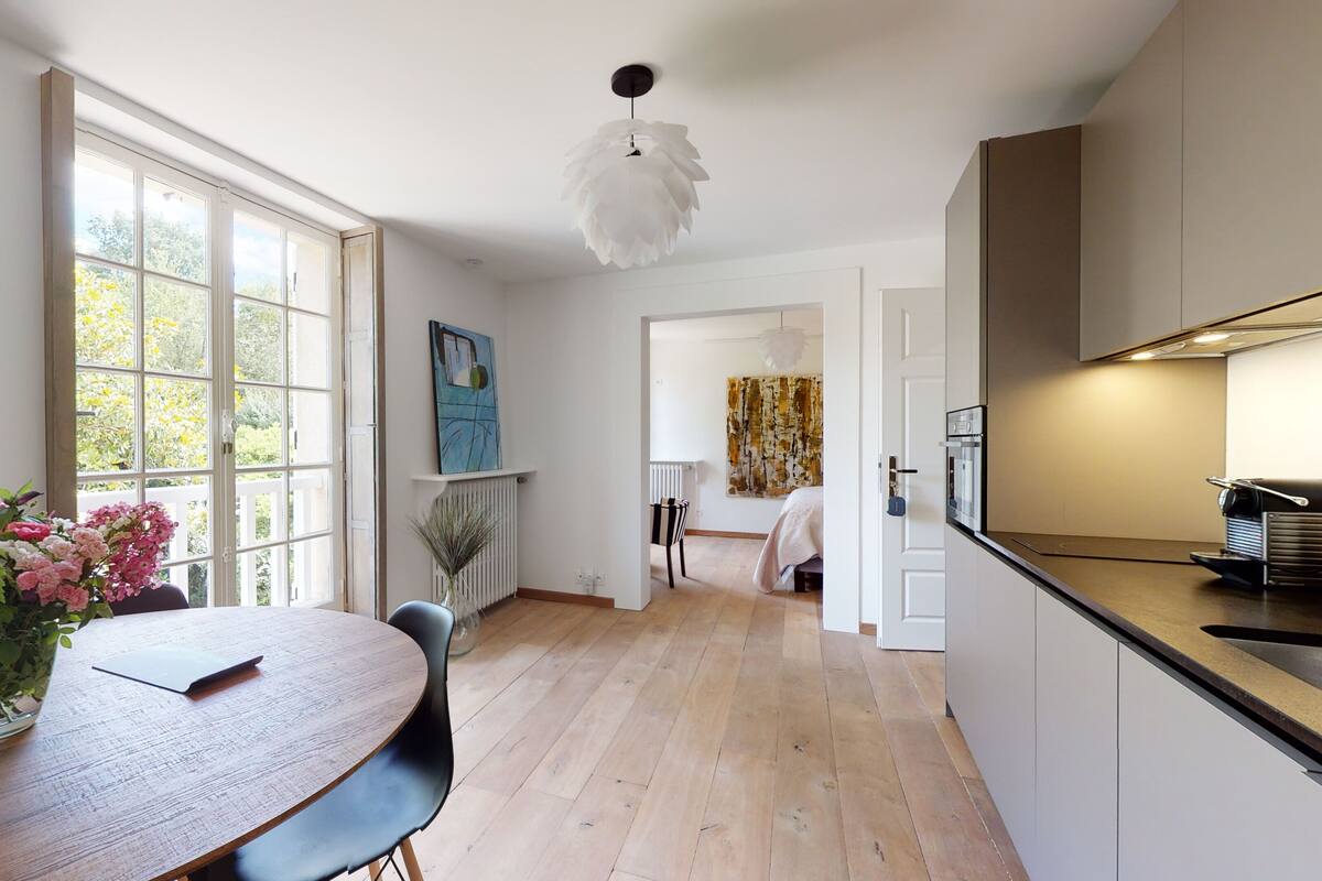 Apartment (Valerie) | Laptop workspace, soundproofing, iron/ironing board, free WiFi