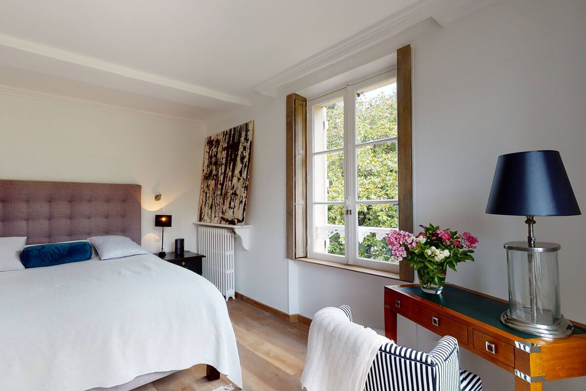 Design Double Room (Caroline) | Laptop workspace, soundproofing, iron/ironing board, free WiFi