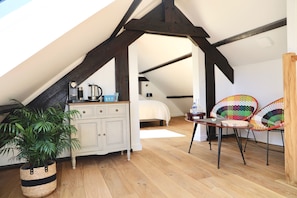 Design Double Room | Room amenity - Glycines Country Guesthouse (Goupillières)