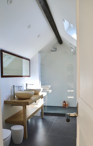 Design Double Room | Bathroom | Shower, towels - Glycines Country Guesthouse (Goupillières)