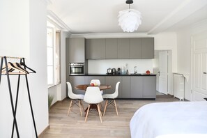 Apartment (Valerie) | Private kitchen - Glycines Country Guesthouse (Goupillières)