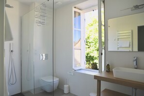 Apartment (Valerie) | Bathroom