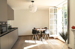 Quarto casal design (Caroline) | Cozinha privada | Cadeirão de bebê