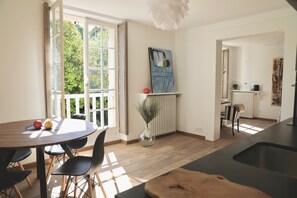 Design Double Room (Caroline) | Private kitchen | High chair - Glycines Country Guesthouse (Goupillières)