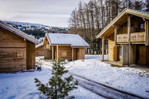 Chalet, à 300m des pistes de ski, remise en forme, piscine, sauna, terrasse, parking, télévision