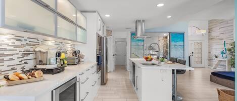 Geladeira, micro-ondas, fogão, cooktop