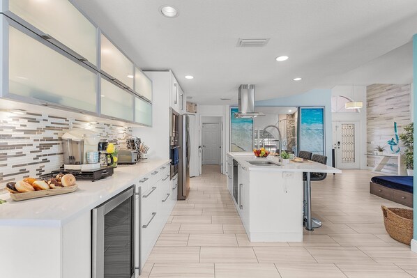 Frigorífico, microondas, horno y placa de cocina