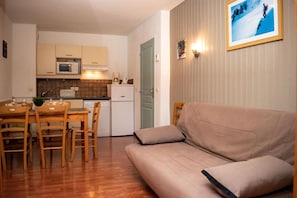 Living area - 300m from shops, 2nd floor, view mountain/resort, swimming pool, sauna, balcony, parking, tv (Le Dévoluy)