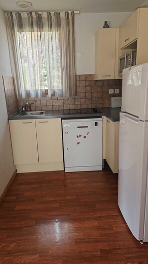 ثلاجة، ميكروويف، غسالة أطباق، ماكينة لصنع القهوة/الشاي