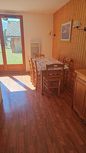 Dining - Chalet, 300m from shops, swimming pool, sauna, terrace, parking, tv, ski locker, 45m², Superdévoluy (Le Dévoluy)