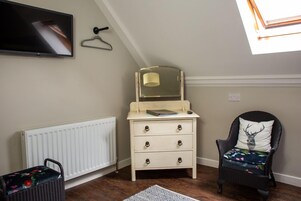 Habitación Deluxe con 1 cama doble o 2 individuales | Ropa de cama hipoalergénica y decoración individual