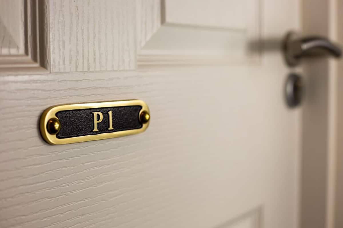 A door with a brass nameplate labeled "P1".