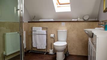 Deluxe Double or Twin Room | Bathroom | Shower, hair dryer, towels, soap