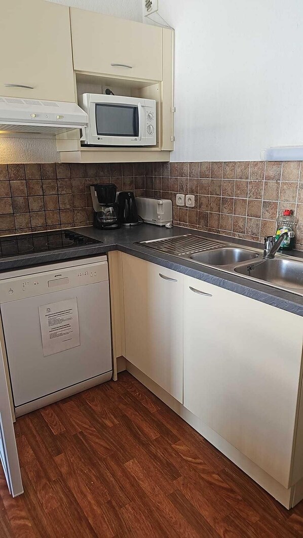 Four à micro-ondes, lave-vaisselle, cafetière-théière, grille-pain
