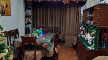 Dagelijks continentaal ontbijt (USD 5 per persoon)