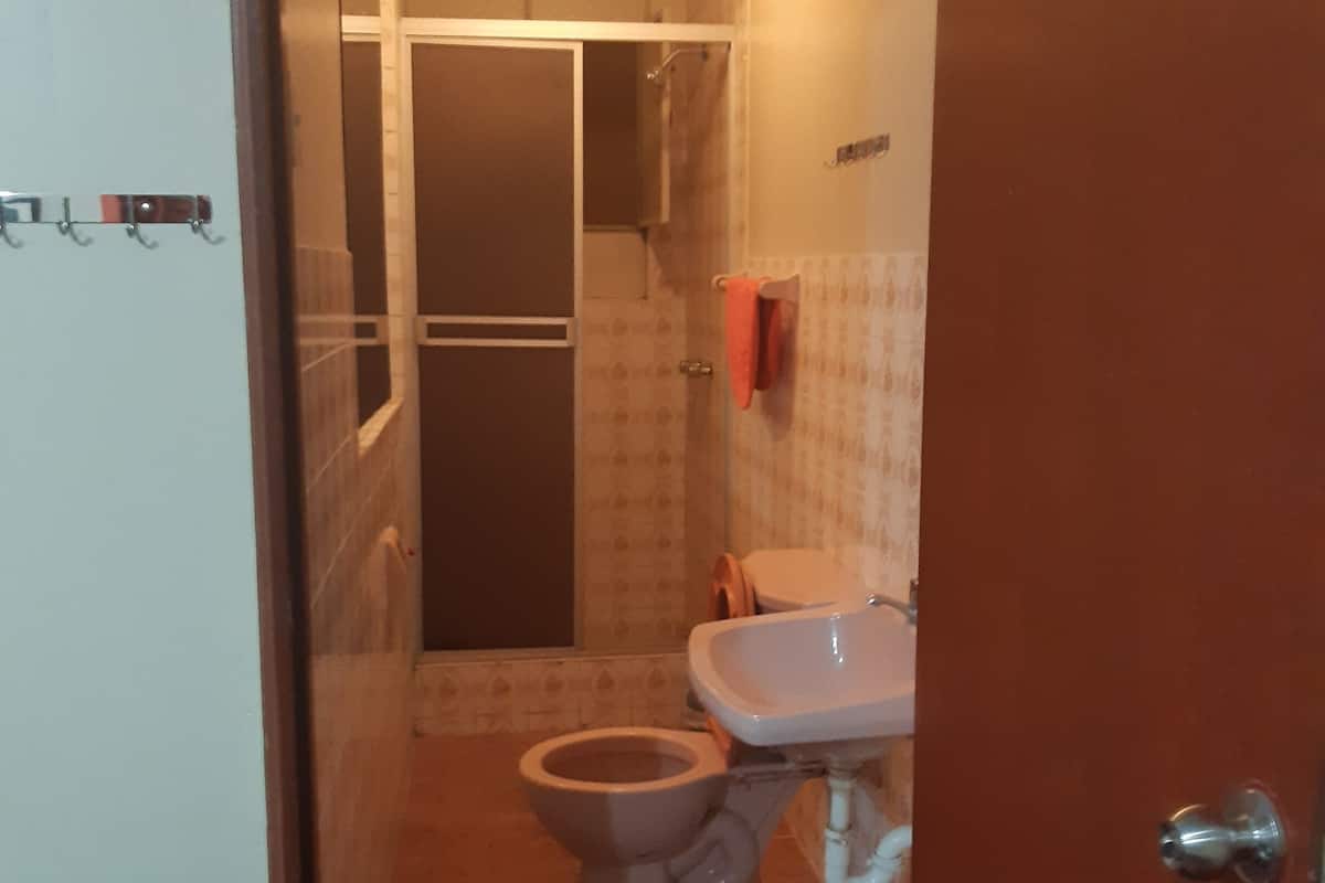 Classic Quadruple Room | Bathroom | Shower, towels