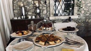 بوفيه فطور مجانًا يوميًا