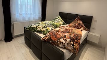 2 Schlafzimmer, Reisekinderbett, WLAN, Bettwäsche