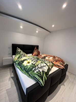 2 Schlafzimmer, Reisekinderbett, WLAN, BettwÀsche
