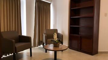 Deluxe suite | Een bureau, geluiddichte muren, gratis wifi, beddengoed