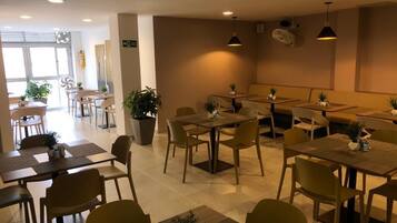 Free daily English breakfast