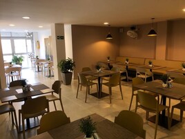 Café da manhã inglês grátis todos os dias