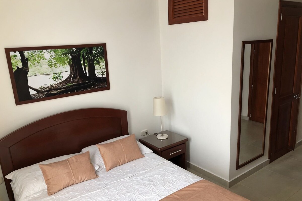 Meja, kalis bunyi, Wi-fi percuma, cadar katil 