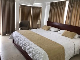 Escritorio, sistema de insonorización, wifi gratis y ropa de cama