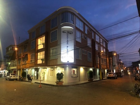 Fachada de la propiedad por la tarde o noche