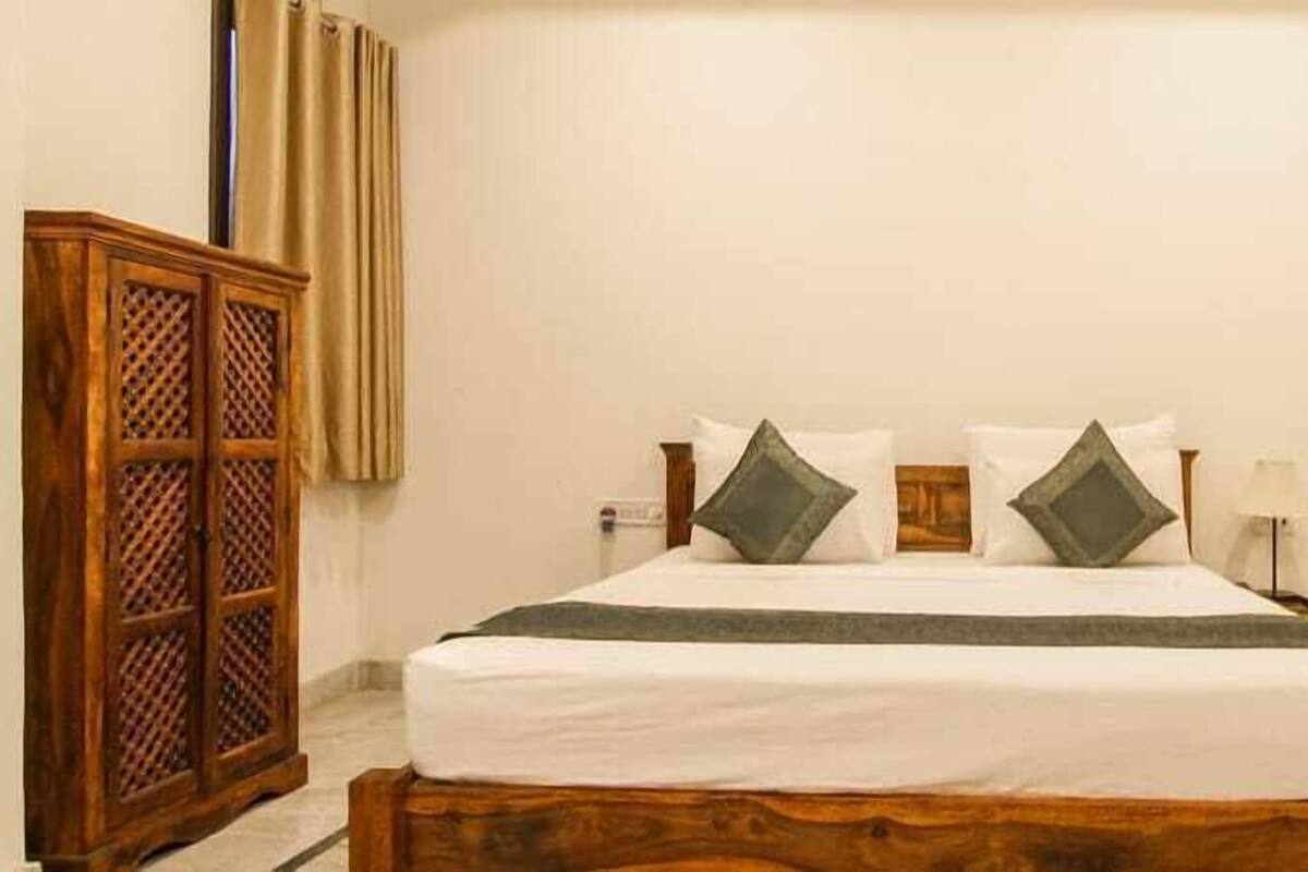 Deluxe Double Room | Laptop workspace, iron/ironing board, WiFi (free)