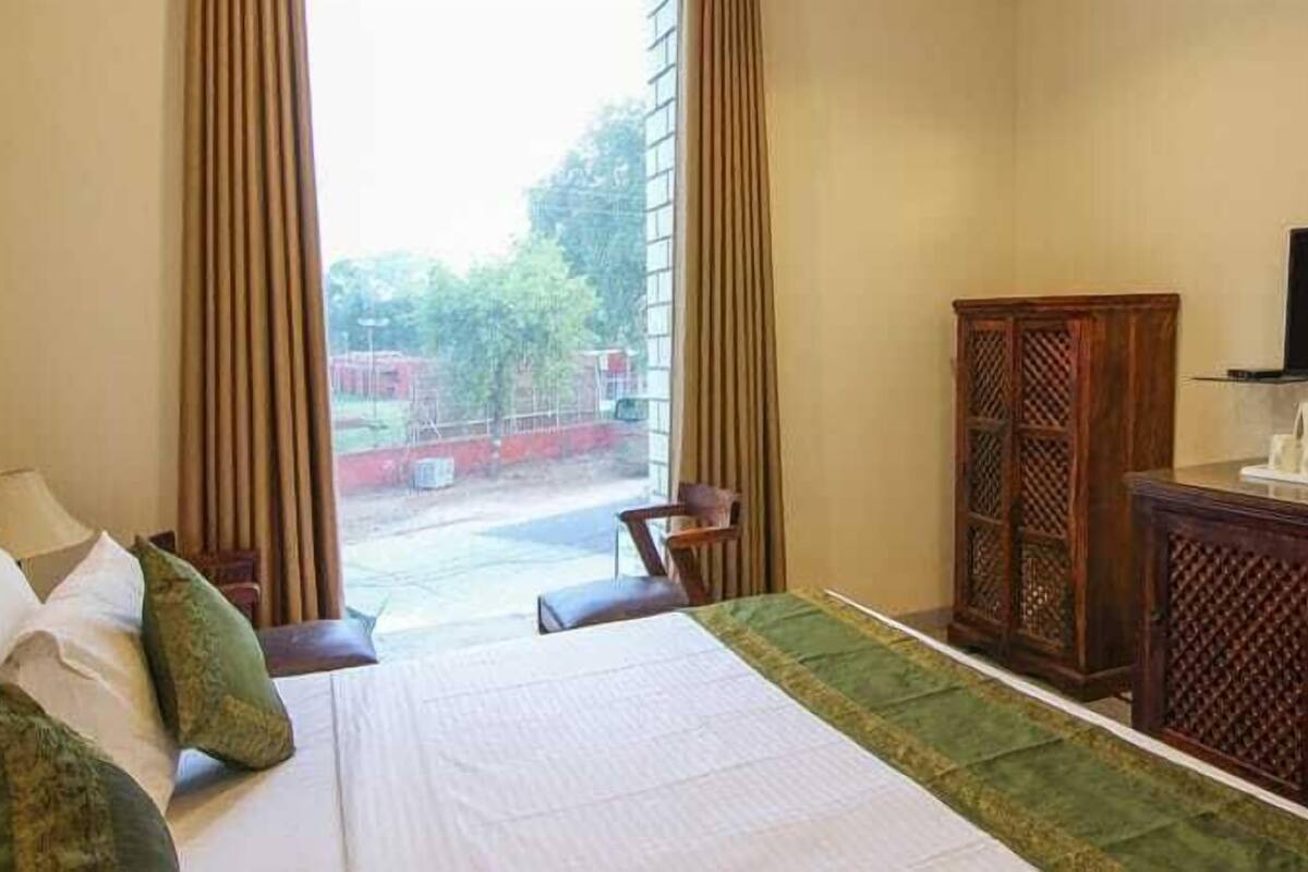 Standard Double Room | Laptop workspace, iron/ironing board, WiFi (free)
