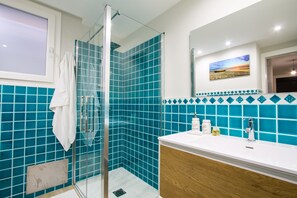 Een douche, een haardroger, een bidet, handdoeken
