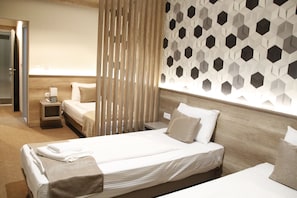 Standard Triple Room | In-room safe, free WiFi, bed sheets - SHM-Mostar (Mostar)