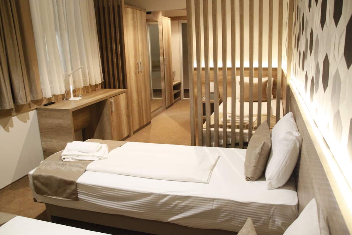 Habitación triple estándar | Caja de seguridad en la habitación, wifi gratis y ropa de cama