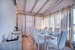 Appartamento City, 3 camere da letto, vista città | Pasti in camera
