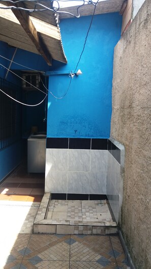 Ducha, secador de pelo, toallas y jabón