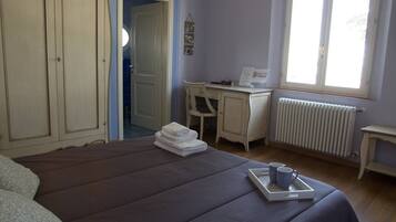 Doppelzimmer | Schreibtisch, kostenlose Babybetten, Zustellbetten, kostenloses WLAN