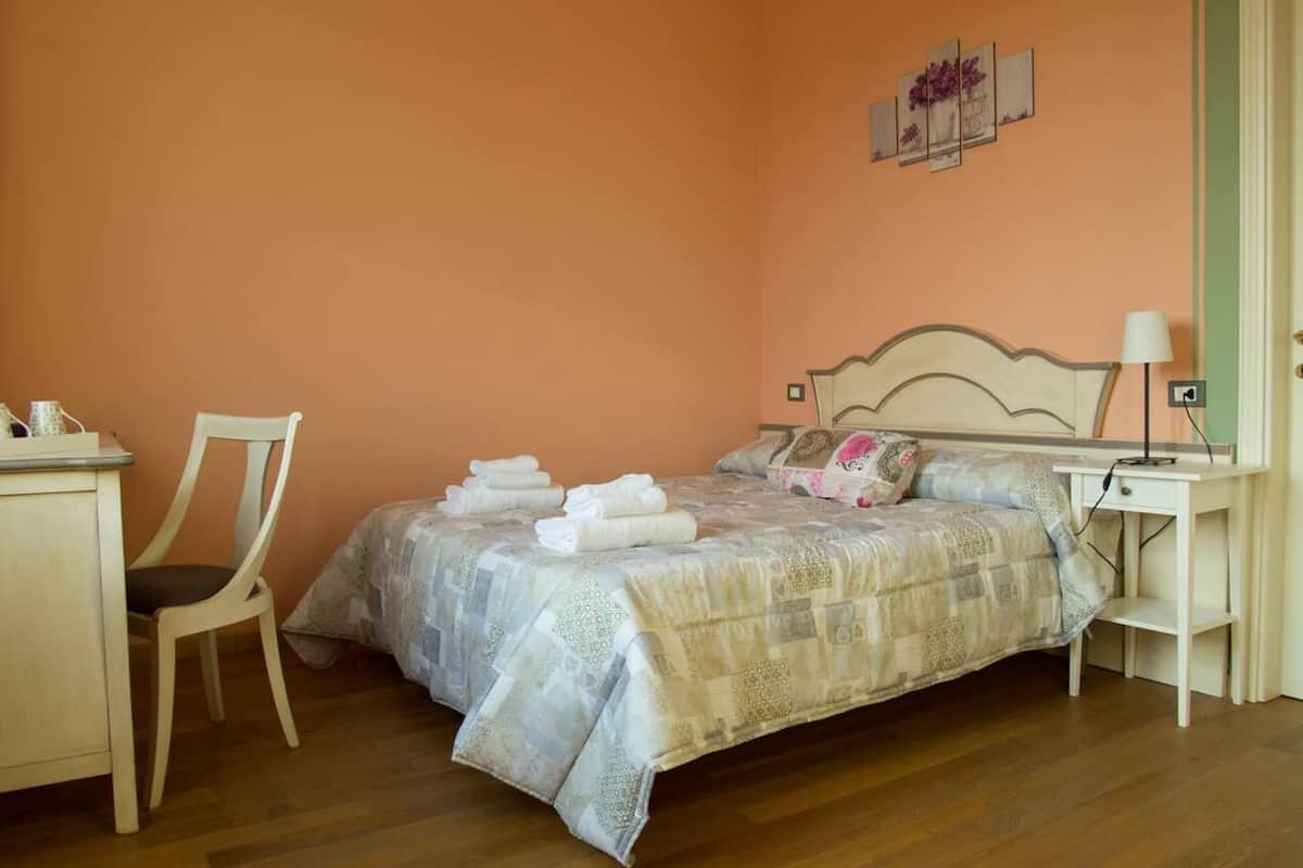 Dreibettzimmer | Schreibtisch, kostenlose Babybetten, Zustellbetten, kostenloses WLAN