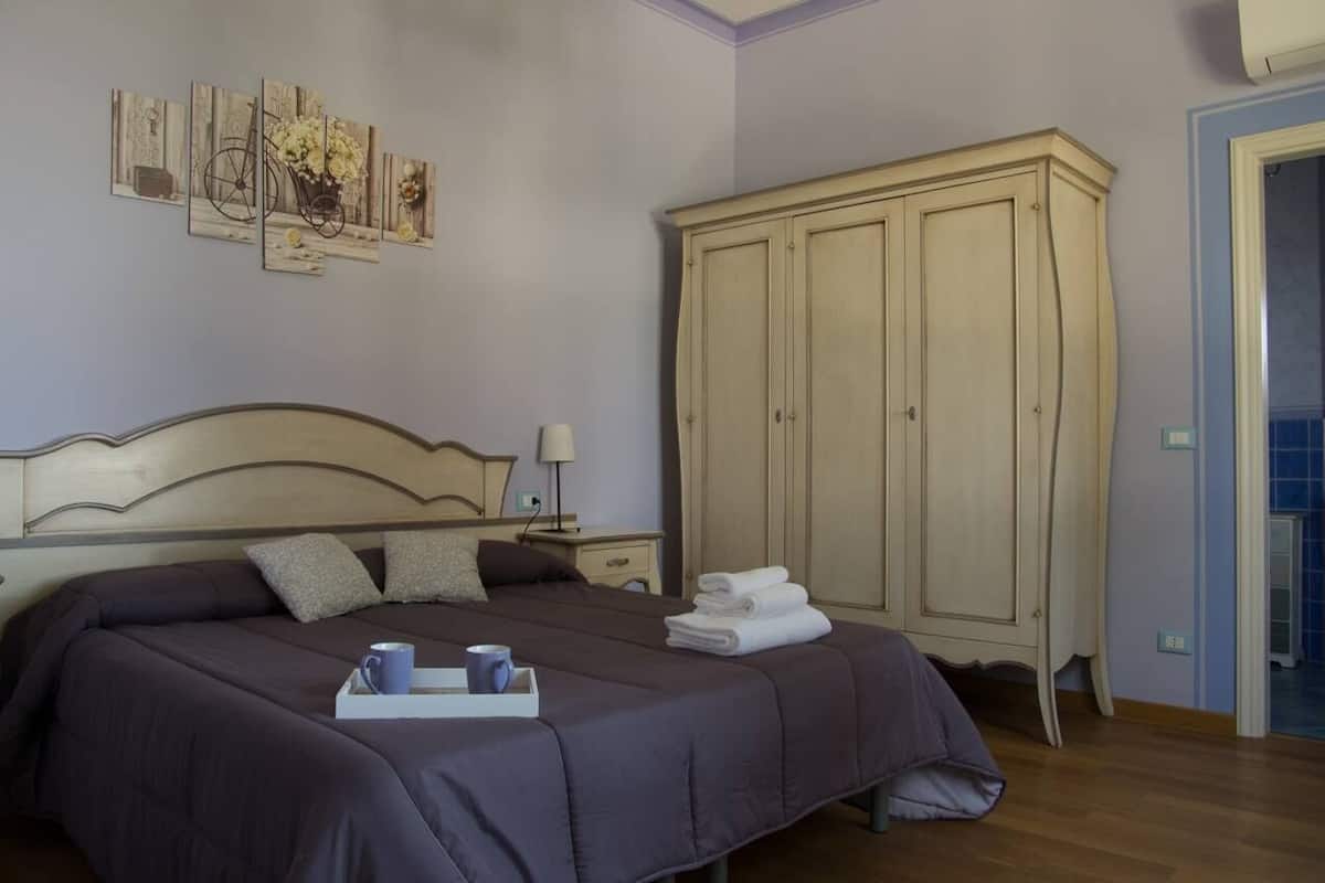 Doppelzimmer | Schreibtisch, kostenlose Babybetten, Zustellbetten, kostenloses WLAN