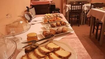 Tägliches inbegriffenes kontinentales Frühstück