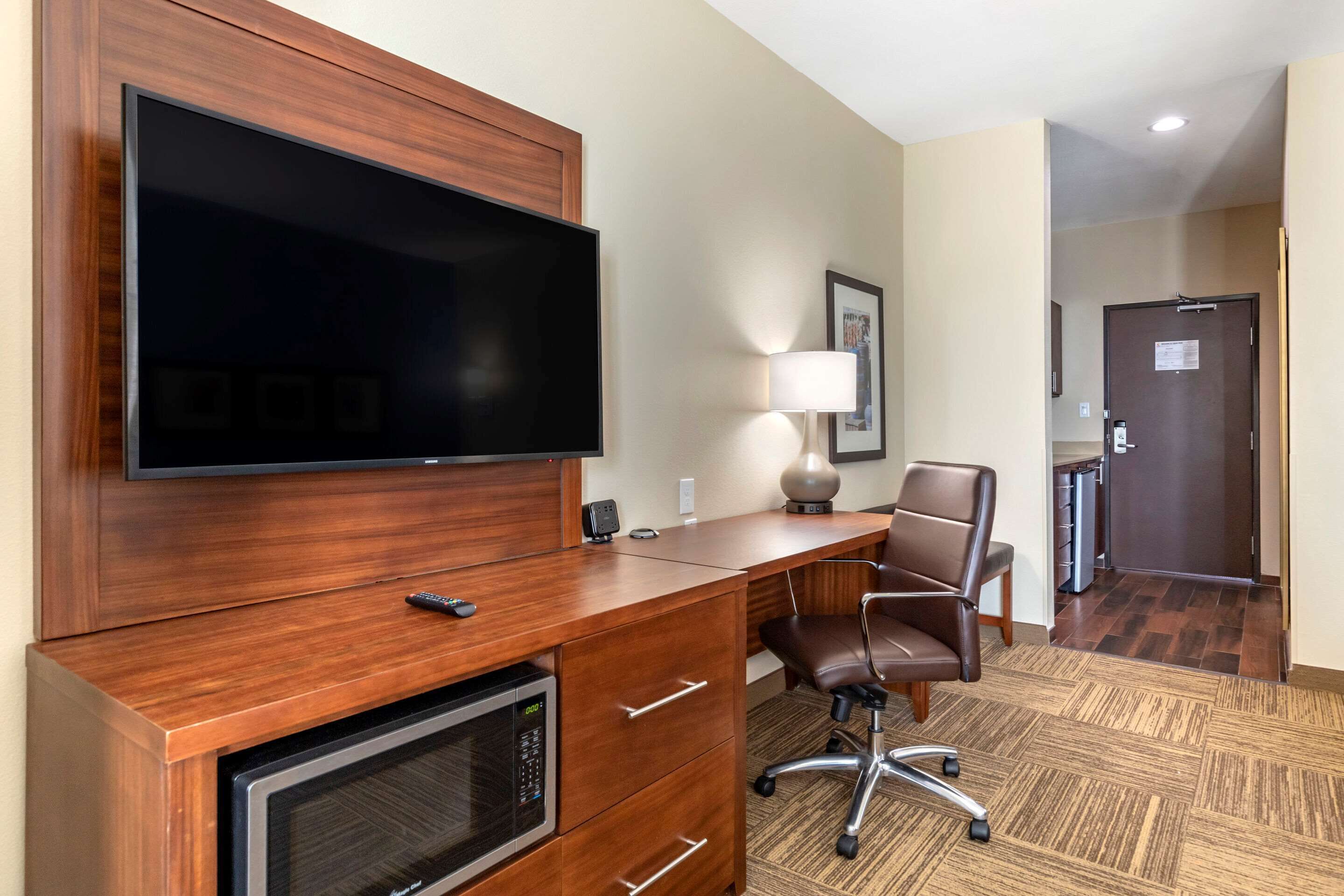 suite, 1 king bed with sofa bed, non smoking (wet bar) | individually decorated, individually furnished, desk, laptop workspace