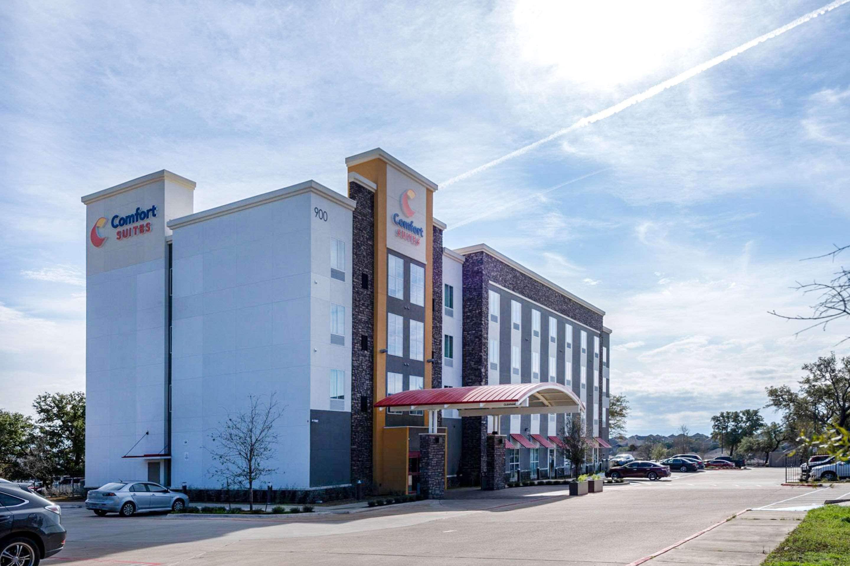 Un hôtel Comfort Suites au design moderne, doté d’un grand parking et d’une entrée abritée.