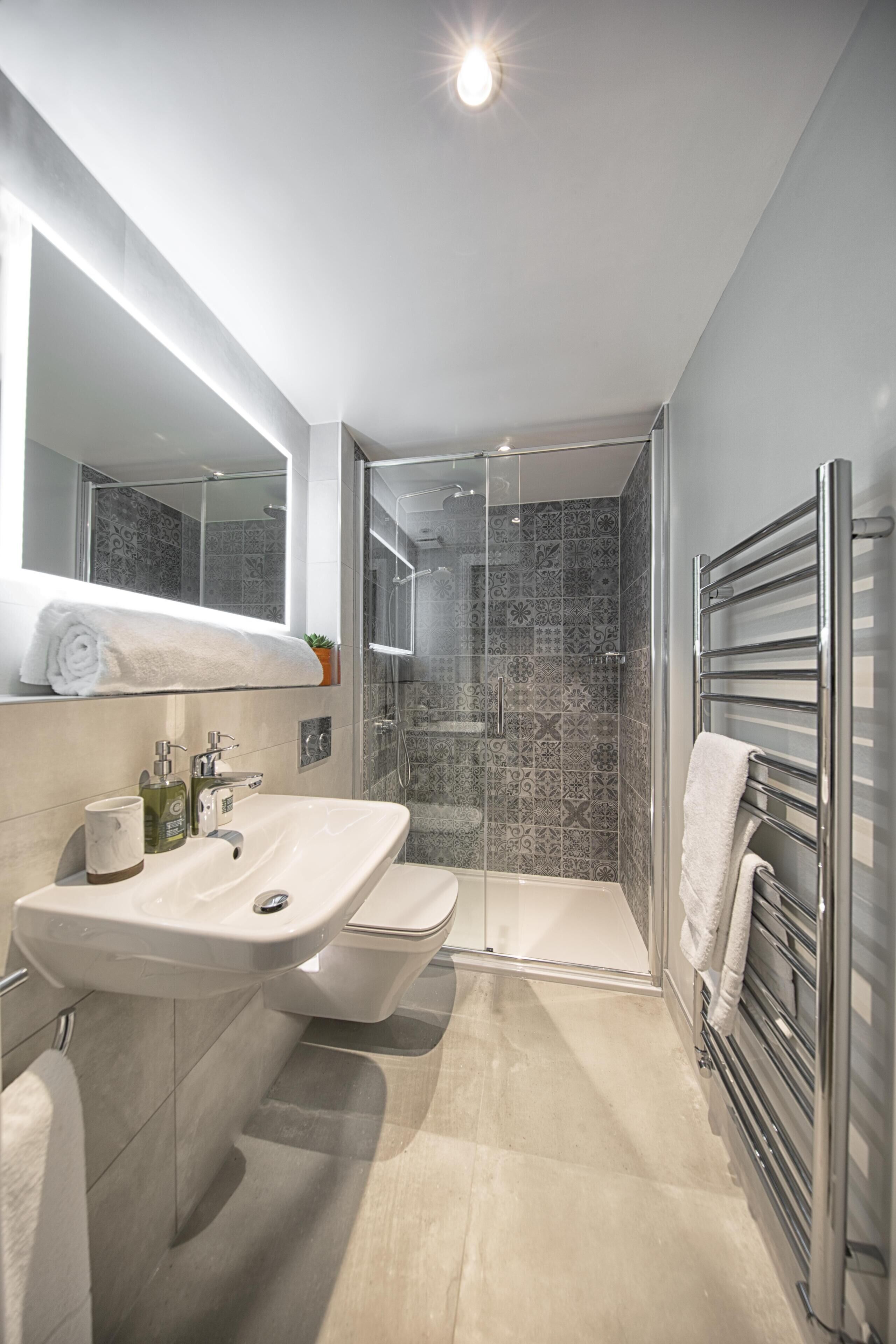 スタンダード ダブルルーム (2) | バスルーム | シャワー、バスアメニティ (無料)、ヘアドライヤー、タオル