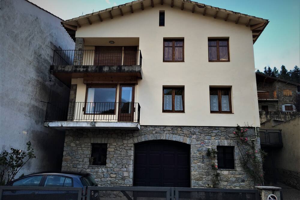 Camprodon Center, accessible apartment with adapted bathroom on 1st floor