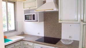 Wasserkocher mit Kaffee-/Teezubehör, Kühlschrank, Mikrowelle, Ofen