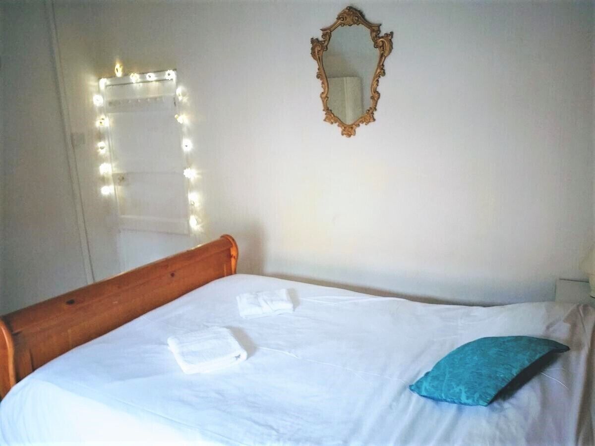 Casa | 2 habitaciones, insonorización y tabla de planchar con plancha 